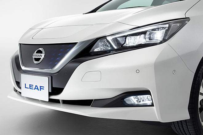 Die Front ist jetzt spitzer, flacher und sportlicher gestaltet als bisher, die Lichttechnik ist auf LED modernisiert