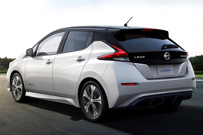 Der Designgag in der C-Säule ist icht mehr neu, aber okay. Die Leuchten bleiben einteilig und Glühbirnen-bestückt, sind aber nicht mehr vertikal angeordnet. Das Kennzeichen sitzt jetzt in der Heckklappe, &raquo;