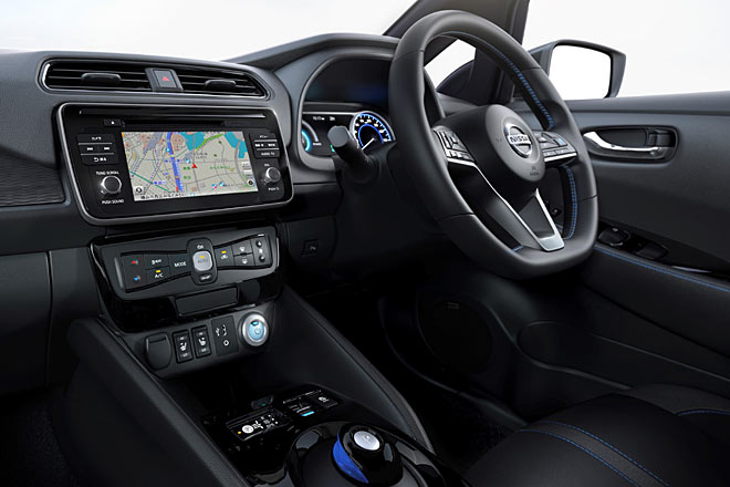 Das Interieur ist ruhiger gestaltet als bisher, aber nicht sehr hochwertig: Bildschirmgröße nur sieben Zoll, Klimaanlage einzonig, Sitzheizung mit Kippschaltern, billige Türöffner