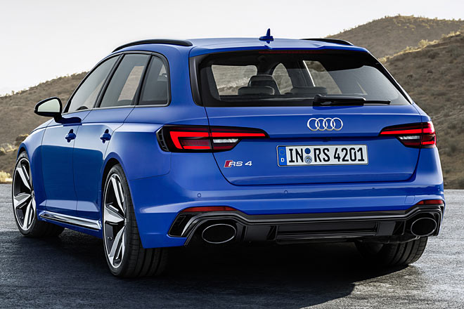 Am Heck gibt es die RS-typischen gro�en ovalen Endrohre, fast noch auff�lliger sind aber die Blister an den Heckleuchten