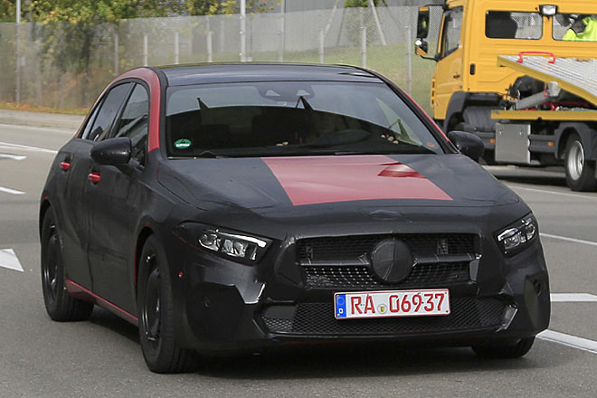 Mercedes schickt die nächste A-Klasse nur noch leicht getarnt auf die Straßen. Die Neuauflage wird breiter und trägt auffallend schräge und flache Scheinwerfer