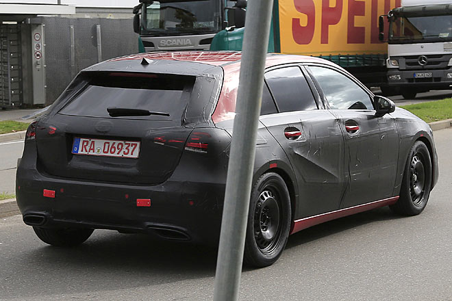 Am Heck gibt es endlich geteilte Rückleuchten wie bei den wichtigsten Konkurrenten. Der Heckwischer liegt fortan rechts