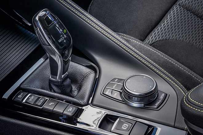 Die meisten Varianten sind mit Automatikgetriebe ausgestattet und bekommen diesen Wählhebel, der nicht so schön integriert ist wie bei den Limousinen, wohl aber &raquo;