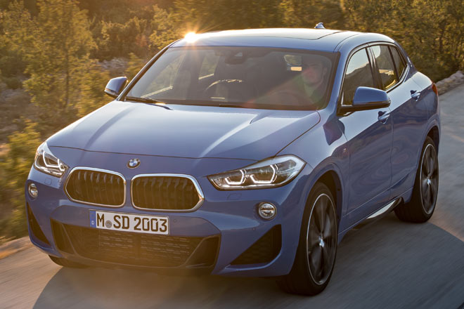 Alternativ zum bisher gezeigten &raquo;M Sport X&laquo;-Modell gibt es preisgleich auch den &raquo;M Sport&laquo; mit Applikationen in Wagenfarbe