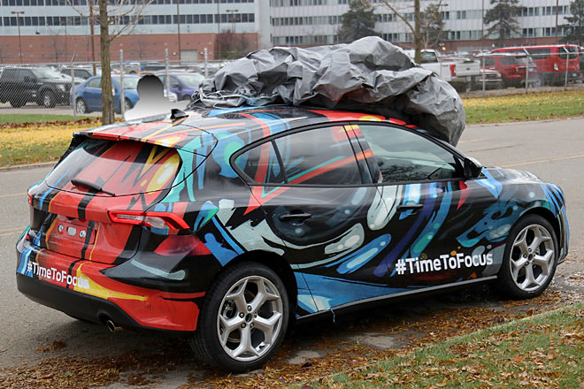 ... ein Fenster in der C-S�ule, stattdessen erinnert die Fenstergrafik etwas an den 1er-BMW, wobei &raquo;