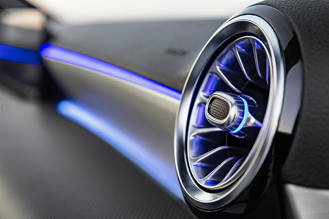 Es bleibt bei fünf runden Lüftungsdüsen. Deutlich erweitert hat Mercedes die Ambientebeleuchtung, sowohl in der Fläche als auch bei den nun 64 möglichen Farben