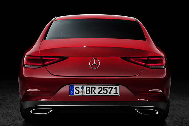 Das in den Stoßfänger versetzte Kennzeichen mit &raquo;cleanem&laquo; Kofferraumdeckel kennt man von anderen Coupés und Cabrios des Hauses