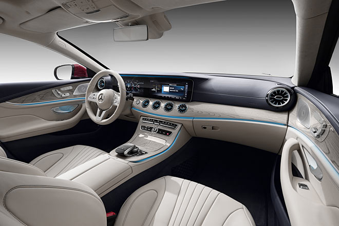 Blick ins Interieur: Weitläufig, aufwendig ambientebeleuchtet, luxuriös fast wie in der S-Klasse. Alle Luftdüsen sind nun rund und beleuchtet