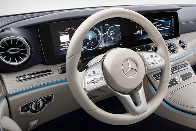 Volldigitale Instrumentierung ist Standard, in der höchsten Ausbaustufe handelt es sich um zwei 12,3-Zoll-Displays unter gemeinsamer Abdeckung. Suboptimal: Der Handbremsschalter bleibt links