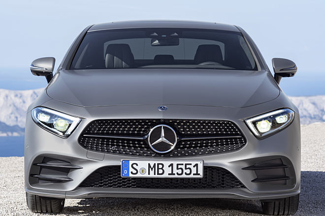 Vorne trägt der CLS künftig einen nach unten breiter werdenden und nach vorne geneigten Grill, der an den AMG-GT (oder den Ford Mustang) erinnert. Die Motorhaube reicht nicht mehr an die Scheinwerfer heran