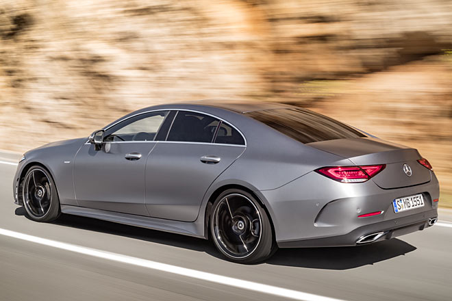 Die Seitenlinie verzichtet auf die schräg nach hinten unten laufende Kante und die Chromleiste und zeigt schöner positionierte Türgriffe