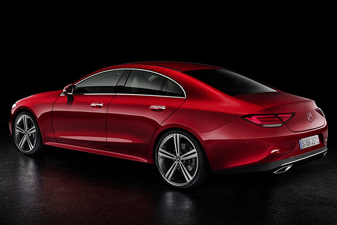 Die Heckschürze ist viel schöner angesetzt als bisher. Erstmals trägt der CLS geteilte Rückleuchten