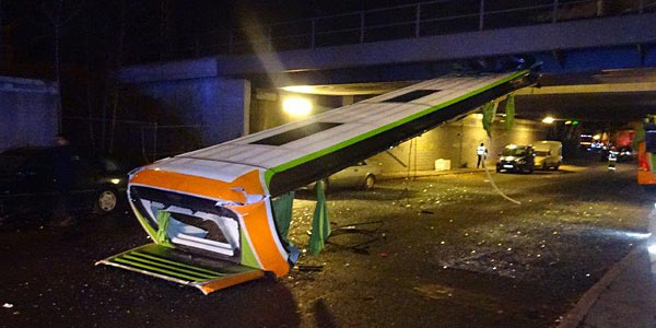 Panorama: Flixbus-Doppeldecker zu hoch für Unterführung