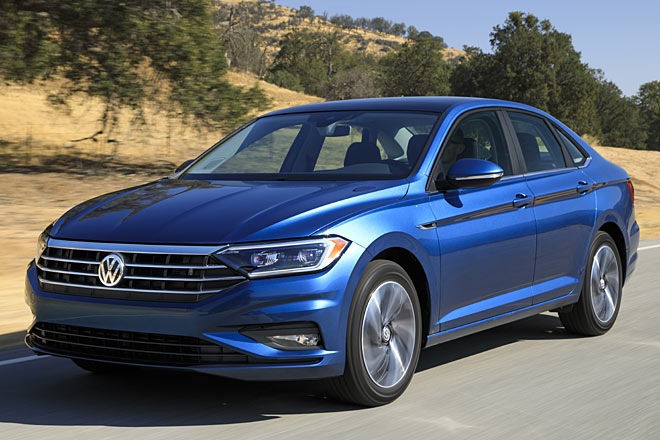 VW zeigt in den USA den neuen Jetta. Die neue Generation wird größer und optisch präsenter; sie basiert erstmals auf dem MQB