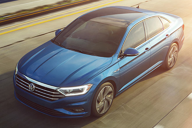 Ein großer Grill, die vielen Kanten auf der Haube und die Sicke in der Flanke sind neu. LED-Scheinwerfer verbaut VW serienmäßig