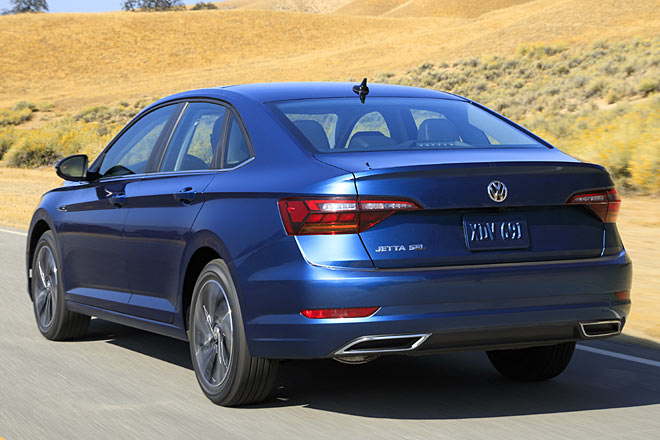 Am Heck fällt das Auge auf Fake-Blenden, neue Rückleuchten und eine stärker betonte Abrisskante am Kofferraumdeckel