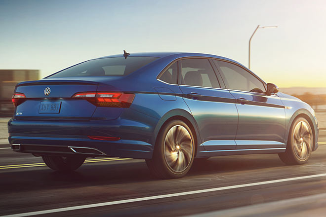 Wichtigste Neuheit und Jetta-untypisch ist aber das in die C-Säule versetzte dritte Seitenfenster