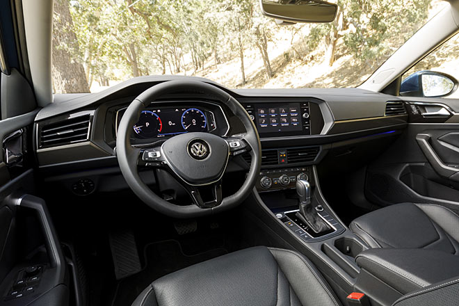 Das Interieur ist ebenfalls neu gezeichnet, verfügt über die aktuellen Mediageräte und optional über die Digitalinstrumente. Neu für den Jetta ist auch die elektrische Handbremse