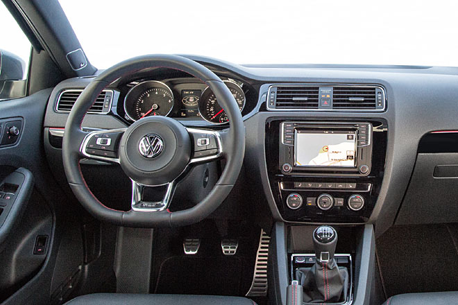 Zum Vergleich das bisherige Interieur mit Analogcockpit, kleinem Navi und obenliegenden Luftaustritten. Auf das stehende Gaspedal müssen künftige Jetta-Fahrer verzichten