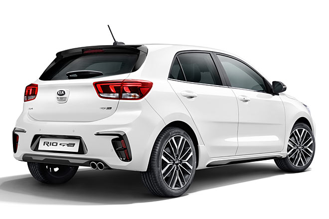 Doppelendrohr, Teil-LED-Rückleuchten und schwarze Applikationen an Schürzen und Schwellern. Auch der Dachkantenspoiler und die Außenspiegelkappen sind schwarz glänzend ausgeführt