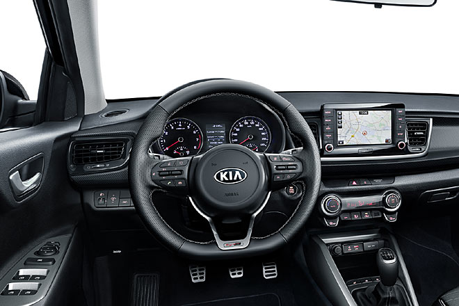 Im Innenraum gibt es spezielle Sitzbezüge, ein abgeflachtes und beheizbares Lenkrad, Alu-Pedalerie und eine gute Ausstattung. Mit 100 PS kostet der Rio GT Line ab gut 19.000 Euro