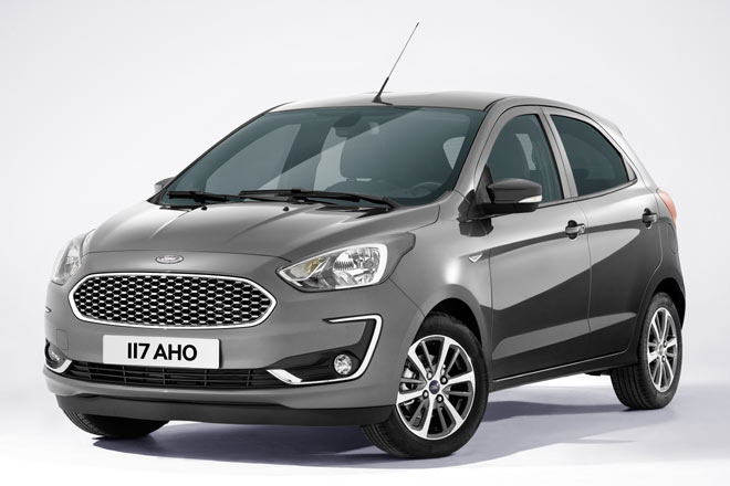 Nur gut ein Jahr nach dem Start überarbeitet Ford den Ka+. Künftig trägt der kleinstwagen einen Grill mit Wabenstruktur und Chromrand (außer Basismodell) sowie &raquo;