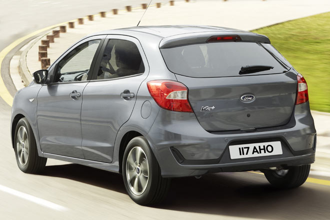 Am Heck gibt es einen neuen Kennzeicheneinsatz mit nun außen nach oben geführtem Rand und mehr lackierter Fläche