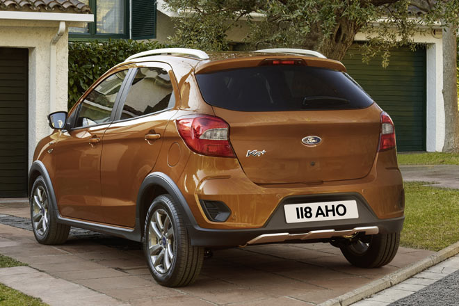 15-Zoll-Aluräder sind Standard, ebenso die Dachreling und die 23 Millimeter höhergelegte Karosserie. Die Unterfahrschutzelemente sind nur optischer Natur