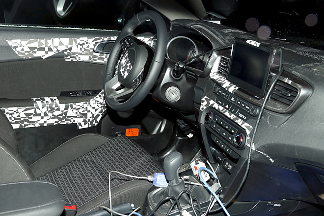 Auch das Interieur sieht sehr konventionell aus, sogar noch mit Zündschloss und manueller Handbremse