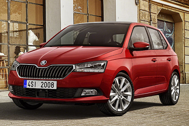 Das zweite Gesicht: Der Škoda Fabia bekommt zum Facelift einen Kühlergrill mit dickerer Einfassung und einer zusätzlichen Ecke oben außen. Neue Scheinwerfer jetzt auch mit Voll-LED-Technik