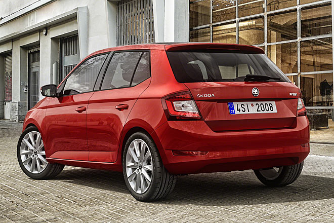 Die Seitenasnicht bleibt von neuen Räderdesigns abgesehen unverändert. Am Heck gibt es ebenfalls eine modifizierte Schürze mit zusätzlichen Rückstrahlern sowie optional LED-Technik für die Leuchten, allerdings &raquo;