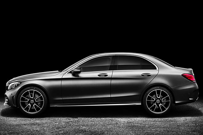 Die Seitenansicht bleibt Facelift-typisch unverändert