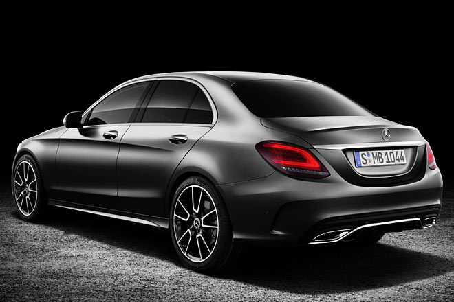 Die Limousine trägt ein neues Innenleben der Heckleuchten, das weniger filigran als bisher daherkommt