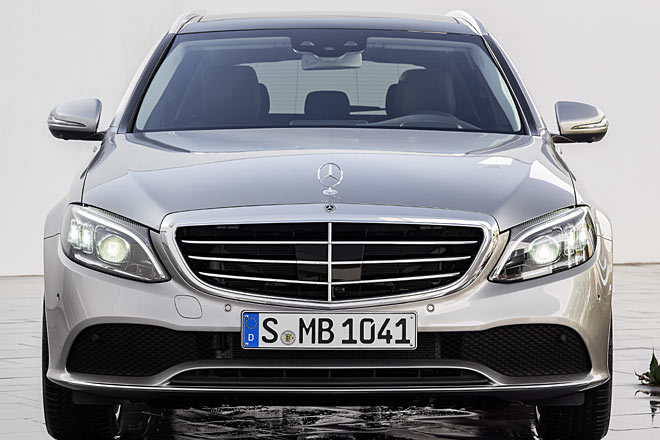 Hier eine neue C-Klasse als T-Modell mit dem klassischen Kühlergrill. Neu im Angebot sind Multibeam-LED-Scheinwerfer. Das Tagfahrlicht ist nicht mehr so schwungvoll wie bisher. Der Blinker bleibt separat ausgeführt