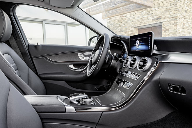 Im Interieur hält jetzt der auf 10,25 Zoll vergrößerte Monitor Einzug, natürlich gegen Aufpreis. Es handelt sich weiterhin nicht um einen Touchscreen