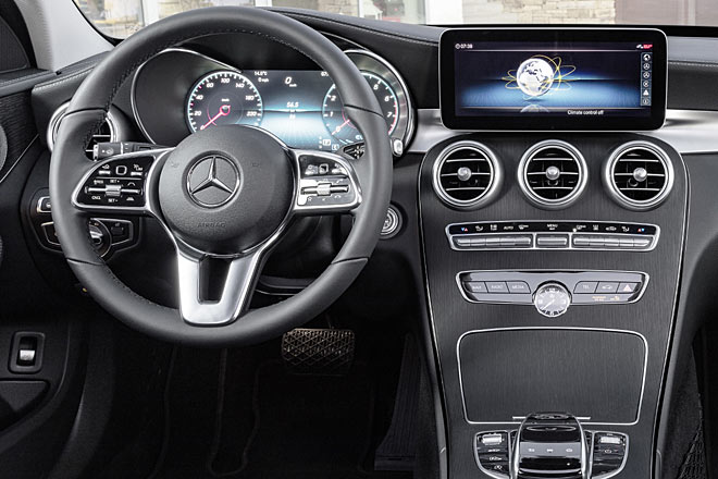 Außerdem gibt es optional das digitale Cockpit aus der S-Klasse, das ebenso wie die zentrale Analoguhr (auch aufpreispflichtig) nach wie vor kein Ausbund an Eleganz ist. Neue Touchfelder und Distronic-Bedienung am Lenkrad