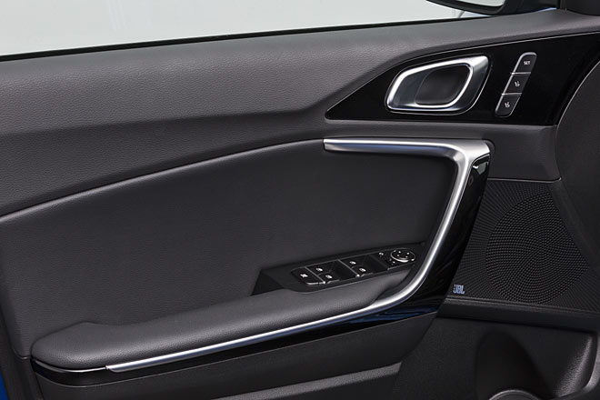 Doppelte Türgriffe sind prima, der Türöffner dagegen eher unpraktisch. Elektrische Sitze mit Memory-Funktion sind verfügbar