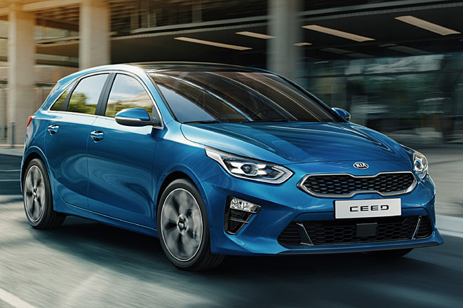 Die &raquo;Tigernase&laquo; wirkt noch immer gut. Der Ceed ist genau so lang wie bisher, aber je rund zwei Zentimeter flacher und breiter