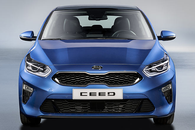 Das Design ist ruhig, aber auch ein bisschen langweilig. Die Sensorik in der Frontschürze ist sichtbar