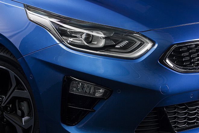 Statt Xenon gibt es nun auch beim Ceed optional Voll-LED-Scheinwerfer. Das Vier-Punkt-Tagfahrlicht ist jetzt modellübergreifend Standard