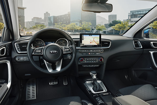 Blick ins Interieur: Edler, horizontaler, klarer als bisher. 2+2-Anloginstrumente in tiefen Tuben und der nun stehende Monitor bestimmen das Bild