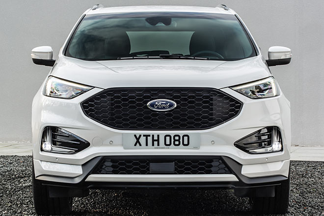 Neben der neuen Tagfahrlicht-Signatur fällt vor allem der lackierte Bereich zwischen Scheinwerfern und Grill auf. Auch die Motorhaube ist leicht modifiziert