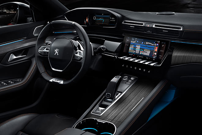 Das Interieur wird bestimmt durch die neuste Umsetzung des sog. i-Cockpits mit 12,3-Zoll-Bildschirm. Der zentrale Touchscreen misst in den meisten Varianten 10,5 Zoll