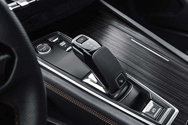 Noch ein Detailblick: Alcantara, Klavierlack, Leder, Ambientebeleuchtung, echtes Holz und Spaltmaße, die es angeblich mit der Luxusklasse aufnehmen können