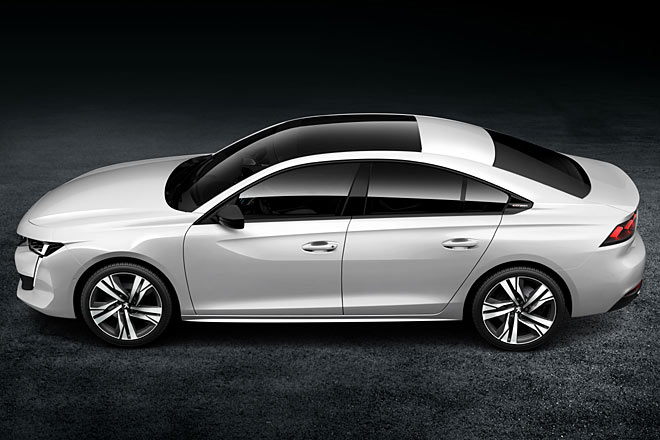 Das vordere Dreiecksfenster entfällt, dafür gibt es hinten einen ansehnlichen Übergang in die C-Säule. Panoramadach als Option, keine sichtbare Dachantenne