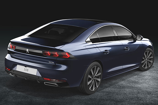 Hier gibt es Fake-Blenden, lackierte Außenspiegel und eine Chromeinfassung der Fensterflächen. Rückfahr- und Nebelschlussleuchten sitzen in der Schürze