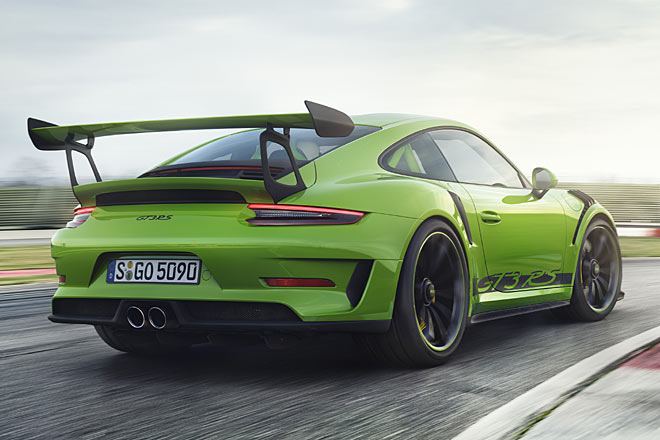 Mit dem 911 GT3 RS bringt Porsche das wohl letzte Derivat der aktuellen Baureihe. Der große, starre Heckflügel ist immer wieder imposant