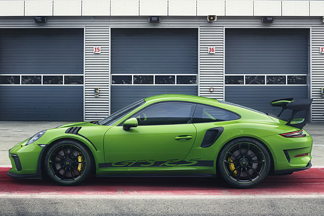 Vorne montiert Porsche 20-Zöller mit 265er-Pneus, hinten gibt es 325er-Walzen auf 21-Zoll-Rädern