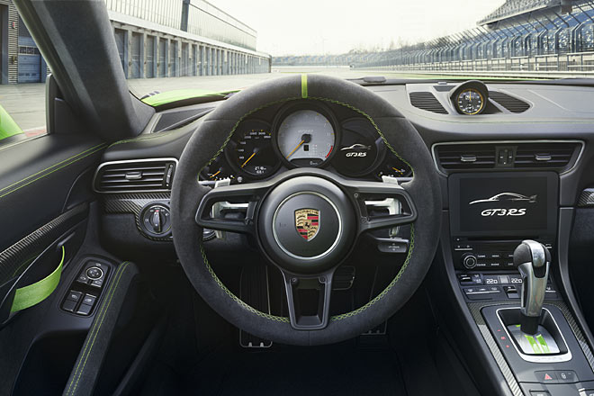 Das Interieur ist auf Gewichtsreduktion optimiert, aber nicht allzu sehr: Navi und andere Komfortmerkmale sind vorhanden. Das 7-Gang-DKG ist Standard