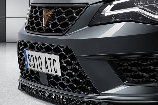 Der zusätzliche Schriftzug in der Frontschürze erinnert an die RS-Modelle von Audi